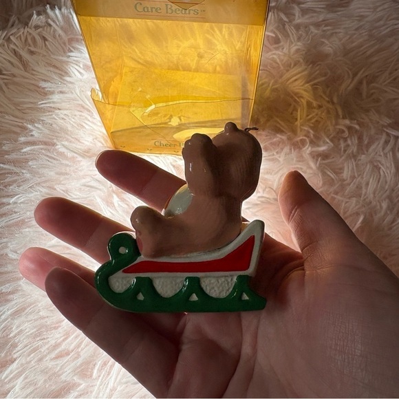 1984 CARE BEAR: Cheer Bear in Sleigh / Original AGC Ceramic Christmas Ornament - Picture 4 of 5